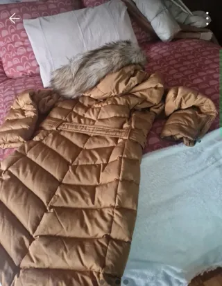 Abrigo marrón con capucha desmontable y pelo vece