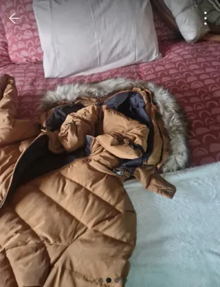 Abrigo marrón con capucha desmontable y pelo vece