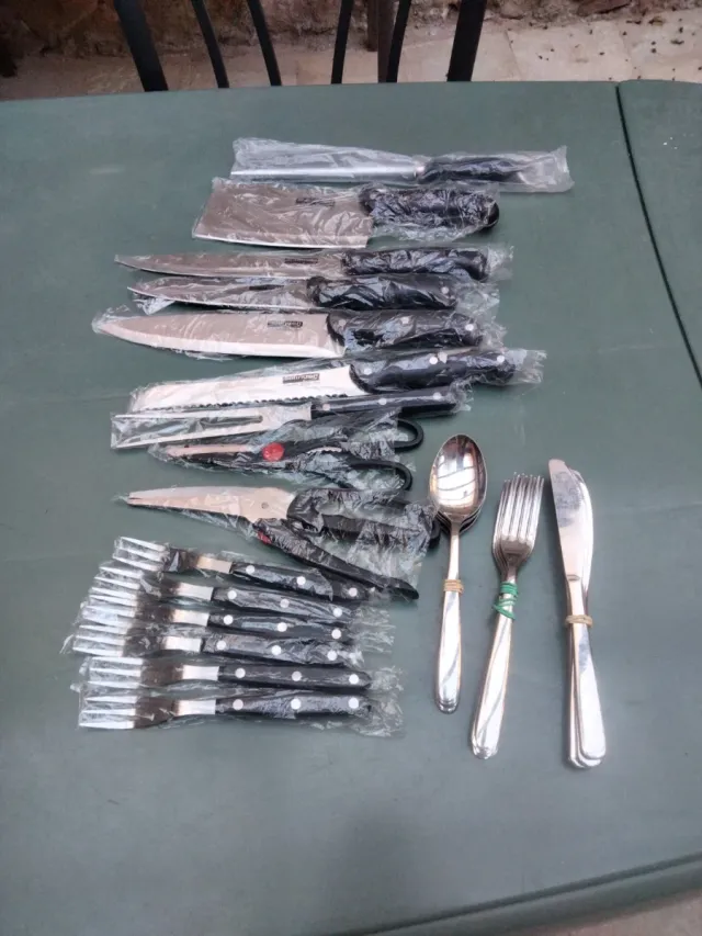 Lote de cuchillos y cubiertos