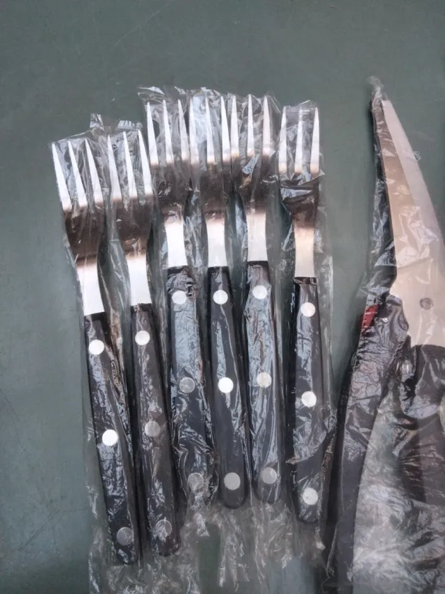 Lote de cuchillos y cubiertos