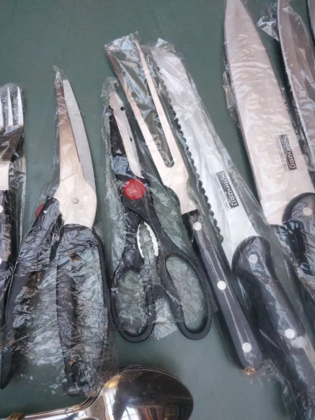 Lote de cuchillos y cubiertos