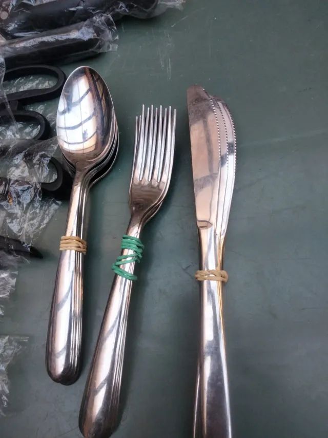 Lote de cuchillos y cubiertos