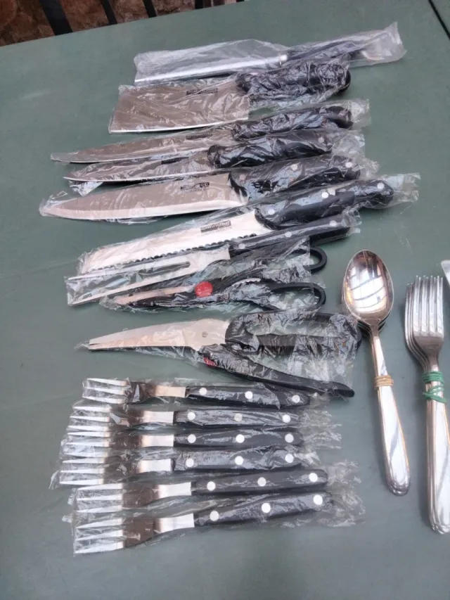 Lote de cuchillos y cubiertos