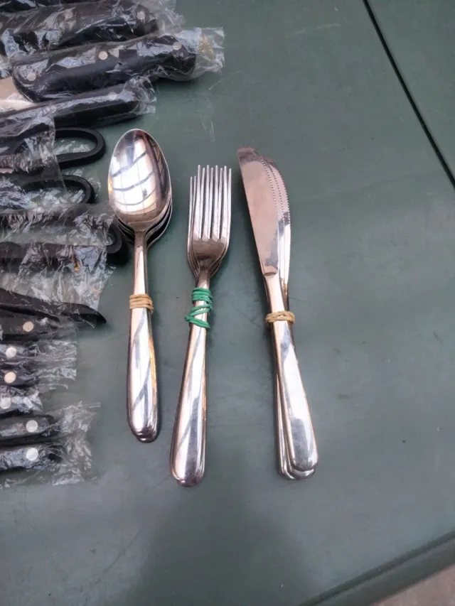 Lote de cuchillos y cubiertos