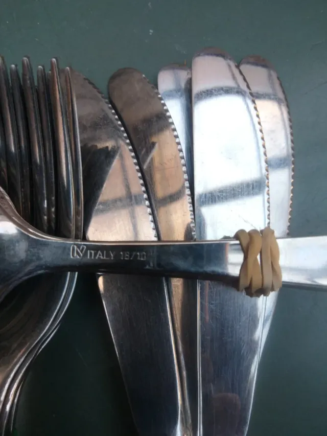 Lote de cuchillos y cubiertos