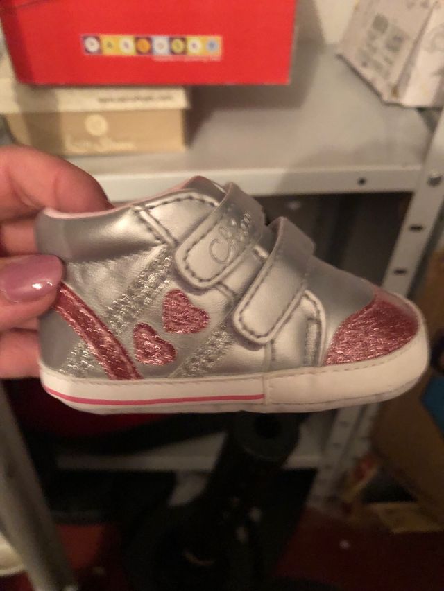 Zapatitos para bebé plateados con corazones
