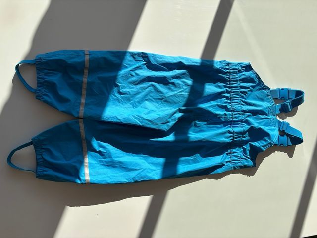 Pantalón impermeable azul con tirantes