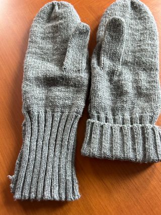 Manoplas de lana grises