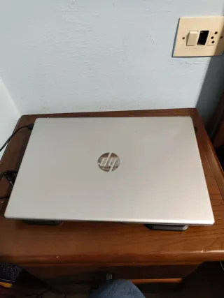 Portátil HP con ventilador y mochila