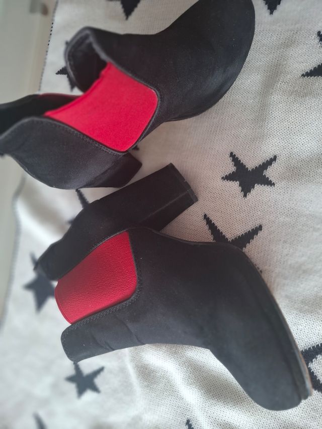 Botines rojo y negro. Tacón