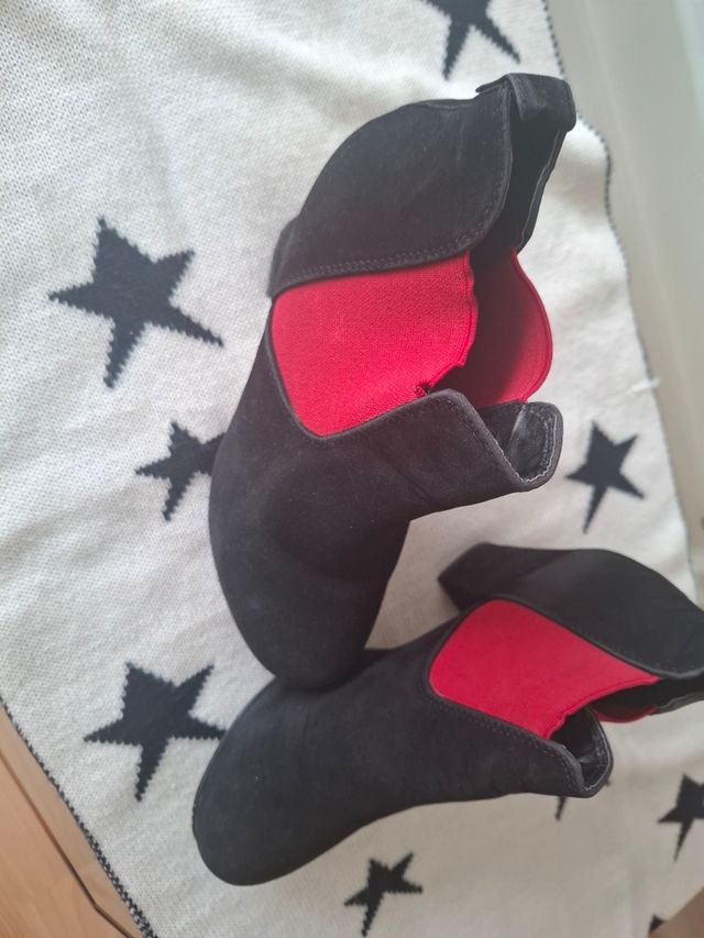 Botines rojo y negro. Tacón