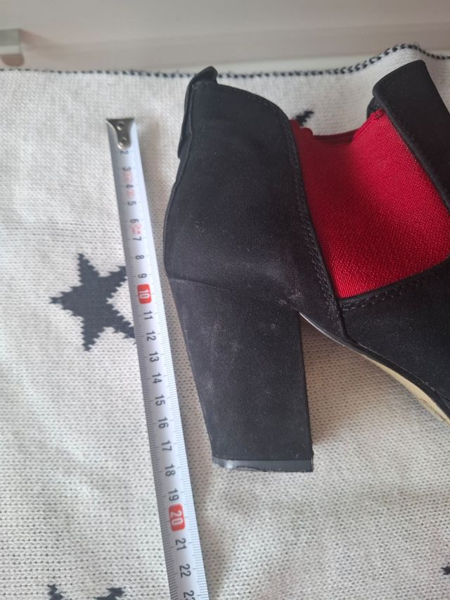 Botines rojo y negro. Tacón