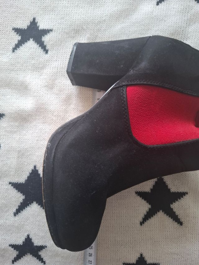 Botines rojo y negro. Tacón