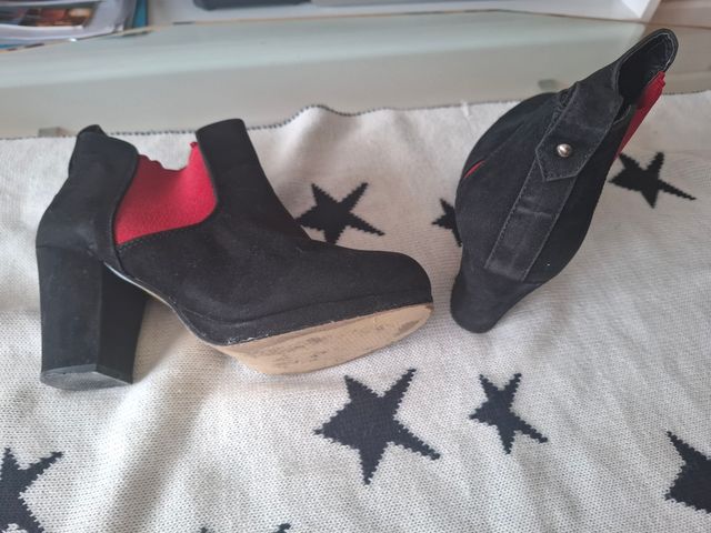 Botines rojo y negro. Tacón