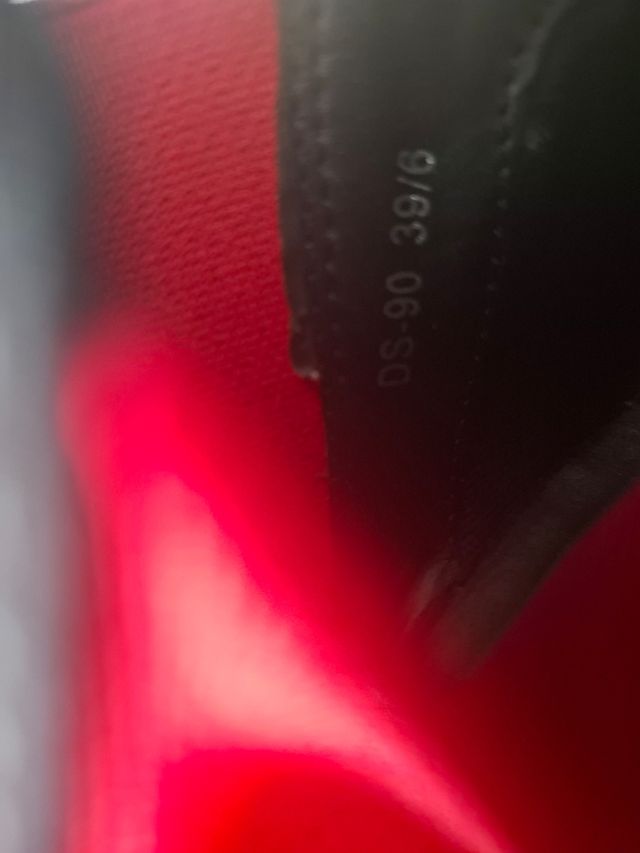 Botines rojo y negro. Tacón