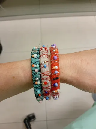 Pulseras artesanales con cuentas