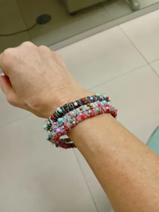 Pulseras artesanales con cuentas