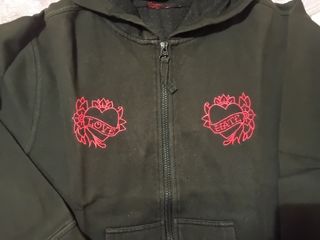Felpa nera con cappuccio e zip due cuori ricamati