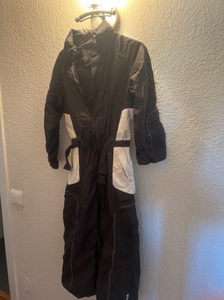 Mono de nieve negro y blanco