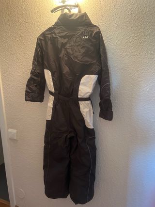 Mono de nieve negro y blanco