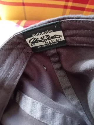 Gorra de tela con cierre ajustable