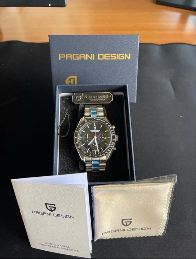 Orologio nuovissimo aperto solo per fare le foto e