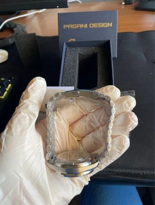 Orologio nuovissimo aperto solo per fare le foto e