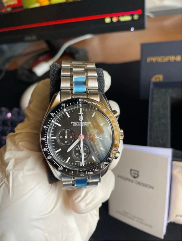 Orologio nuovissimo aperto solo per fare le foto e