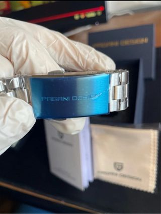 Orologio nuovissimo aperto solo per fare le foto e