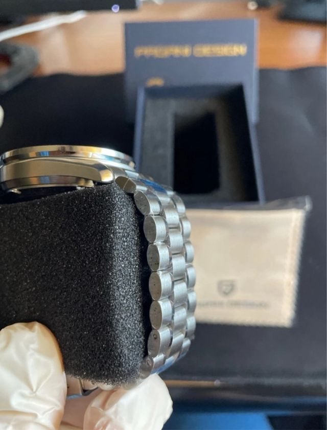 Orologio nuovissimo aperto solo per fare le foto e