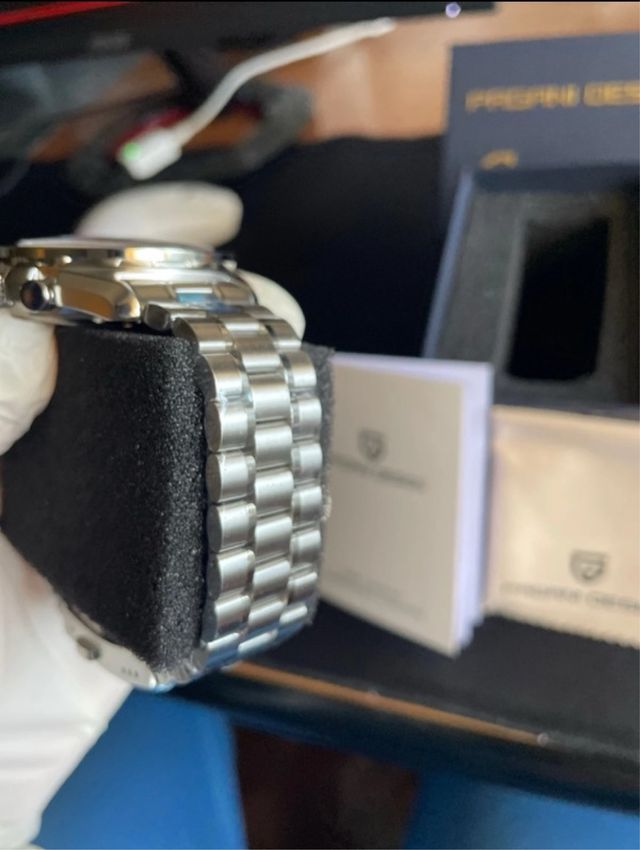 Orologio nuovissimo aperto solo per fare le foto e