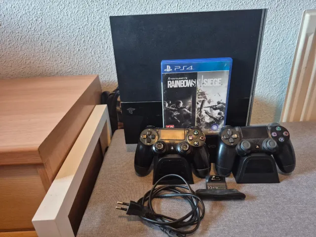 PS4 (PlayStation 4) Negra + Accesorios
