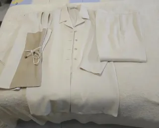 Traje de señora beige y blanco