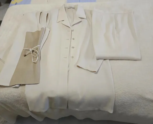 Traje de señora beige y blanco