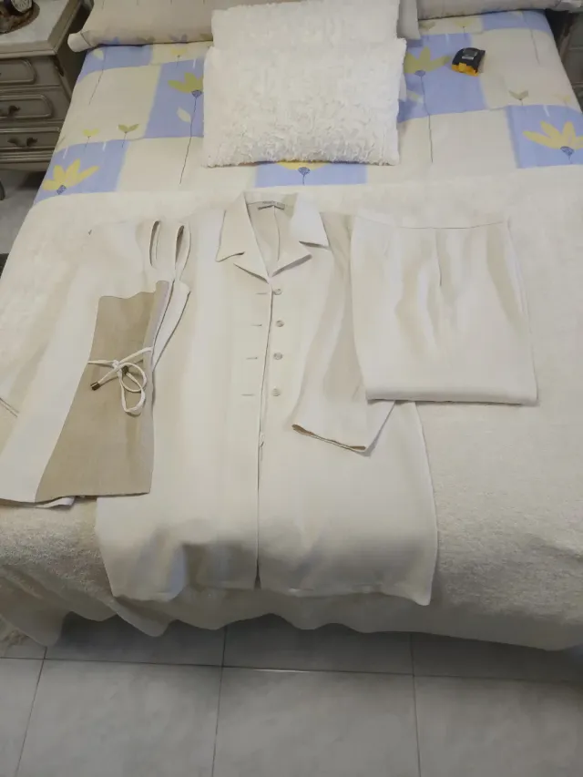 Traje de señora beige y blanco