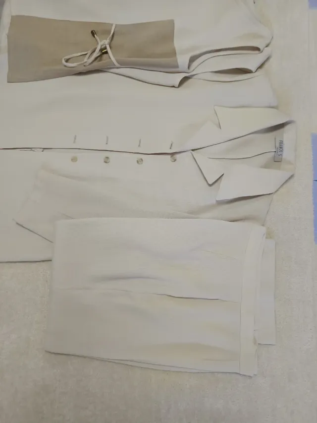 Traje de señora beige y blanco