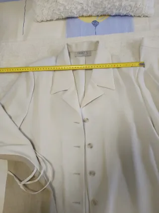 Traje de señora beige y blanco