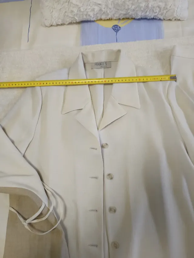 Traje de señora beige y blanco