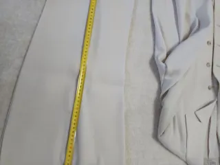 Traje de señora beige y blanco