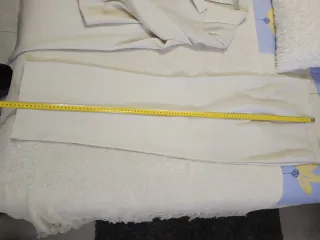 Traje de señora beige y blanco