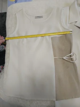 Traje de señora beige y blanco
