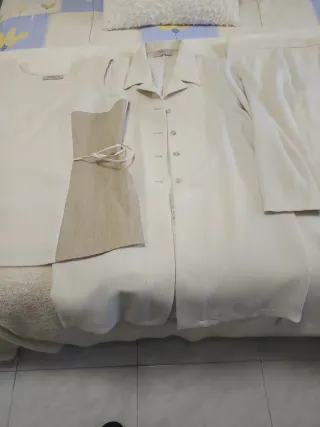 Traje de señora beige y blanco