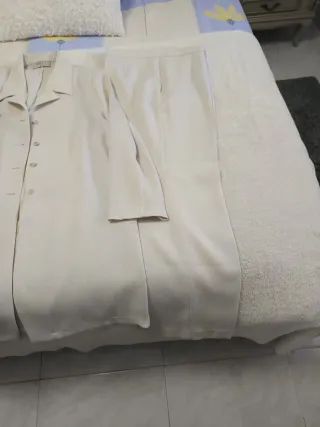 Traje de señora beige y blanco