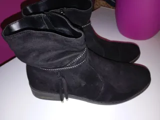 Botines negros con tachuelas