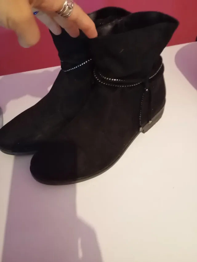 Botines negros con tachuelas