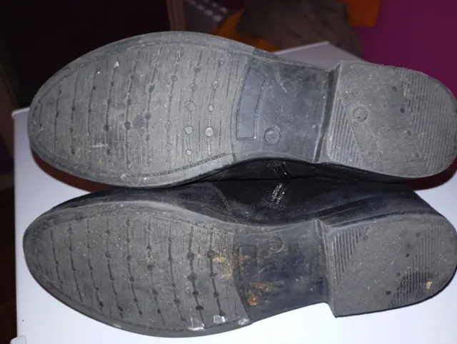 Botines negros con tachuelas