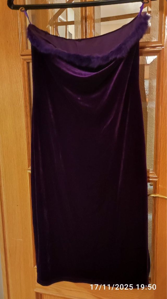Vestido morado de terciopelo con plumas