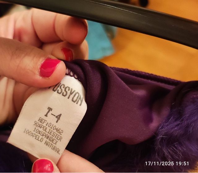 Vestido morado de terciopelo con plumas