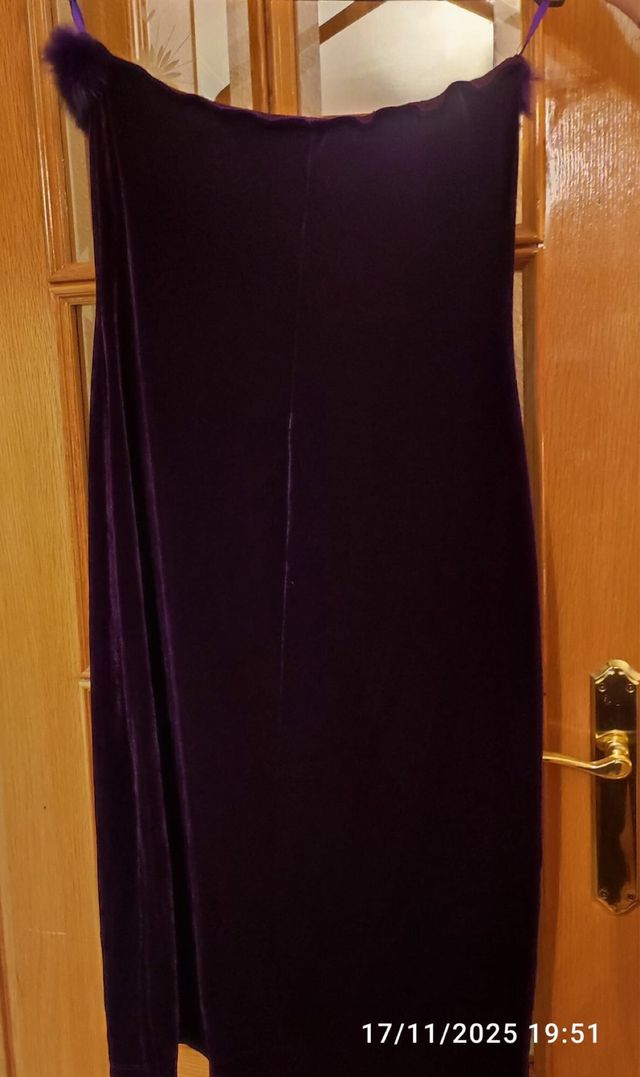 Vestido morado de terciopelo con plumas