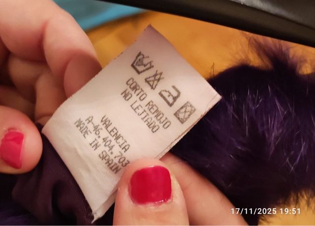 Vestido morado de terciopelo con plumas